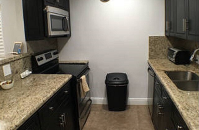 UNIT #4 LAUDERDALE BY THE SEA 200 STEPS to Beach and fun! Modern Studio