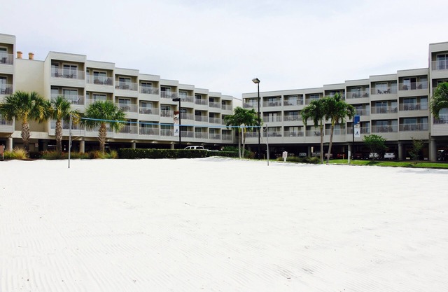Unit w/Pool View Balcony! Outdoor Pool, Parking, Near Tampa Bay History Center!
