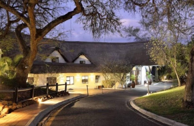 UNIT IS SERVICED DAILY SO EXPLORE/SAFARI/BALLOON BY DAY. AT NIGHT, ENJOY NATURE!