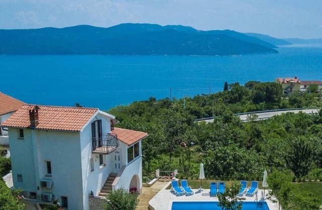 Units Charming Brsec Apartment with Shared Pool - Obe Bedroom Apartment with Pool