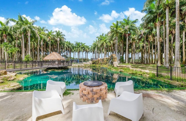 Universal villa with pool, lake and Games