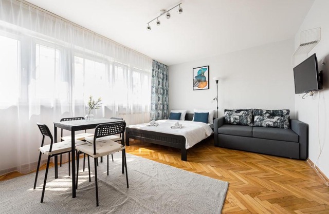 Uniwersytet Medyczny Park Studio by BookingHost
