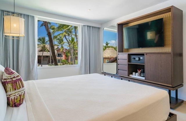 Unwind in Beachfront Comfort – Explore Exciting Nearby Attractions! Pool!
