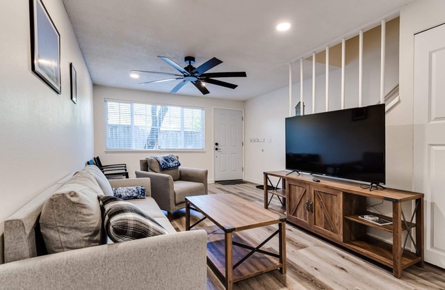 😍 Updated Condo (# 3) near UO, Autzen Stadium, Amazon Park