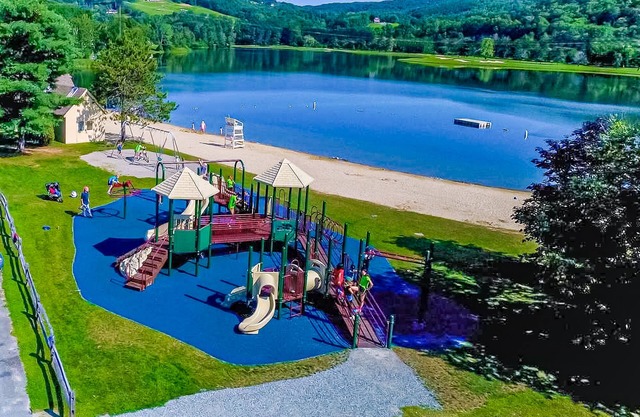 Updated condo near the river with fireplace & access to Quechee Club amenities