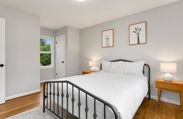 Updated NE Seattle · 2BR · Yard · Near Light Rail