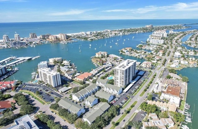 Updated Townhome, Walking distance to Beach, Restaurants, Aquarium and Shops