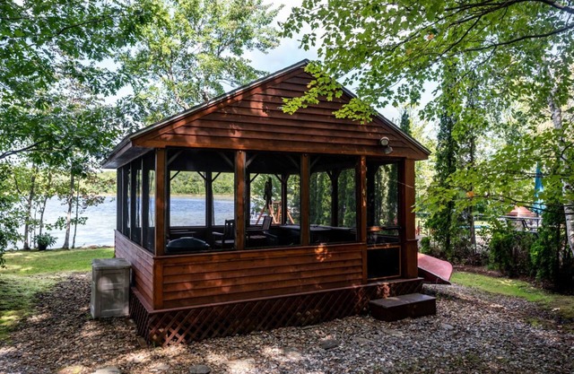 Updated Waterfront house on Lake Shell Camp, with lake views, dock & WiFi