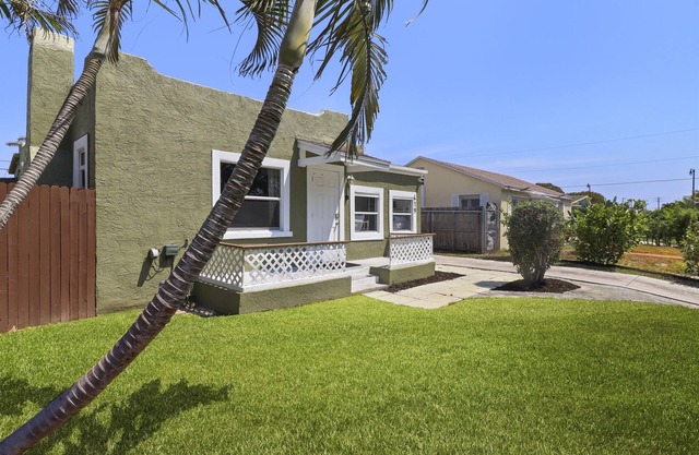 Upgraded Four Bedroom - Palm Wave Stays