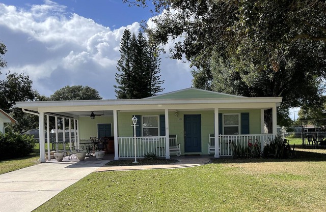 Upgraded, fully equipped 3 bedroom private home. Quiet location - near