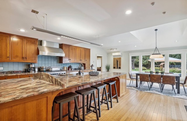 Upper Hollow Road: 4 br, fireplace, firepit, summer pool, a/c!