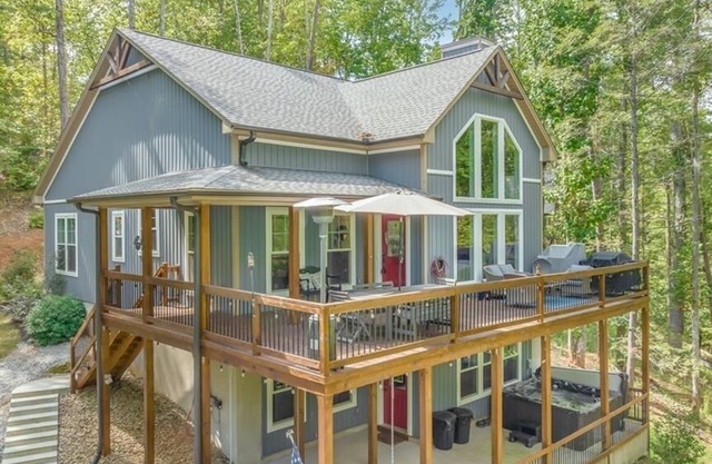 Upper Lake Keowee modern cottage.Peace and tranquility await!