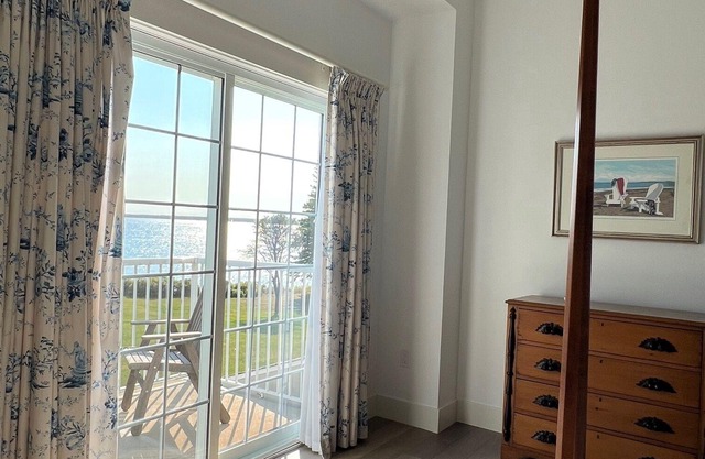 Upper level end unit