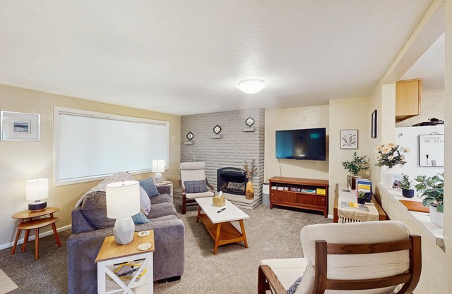 Upper level of duplex with large deck, mountain view - dog friendly