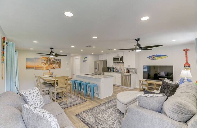 Upscale 2/2 Key West style condo 6 mins from IMG