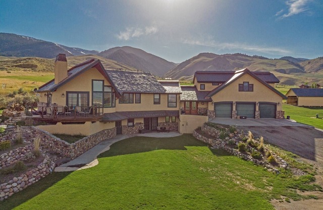 Upscale Apartment with Panoramic Views