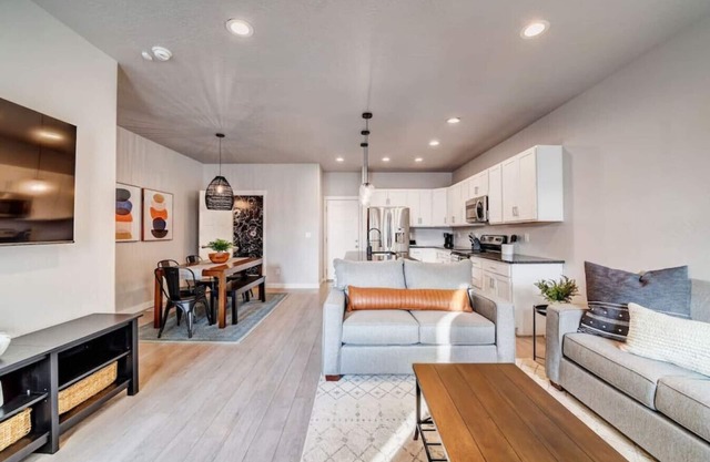 Upscale Bluffdale Townhome w/2 Car Garage