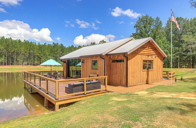 Upscale Cabin Comfort in Thomaston w/2 Decks!