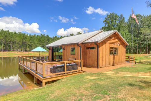Upscale Cabin Comfort in Thomaston with 2 Decks!