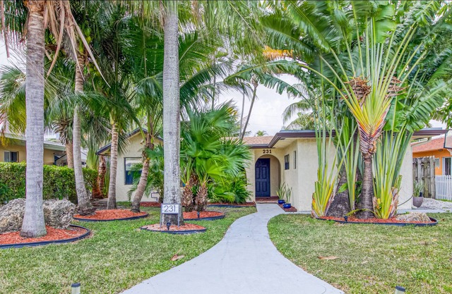 Upscale, dog-friendly home with central AC & fast WiFi - snowbird-friendly