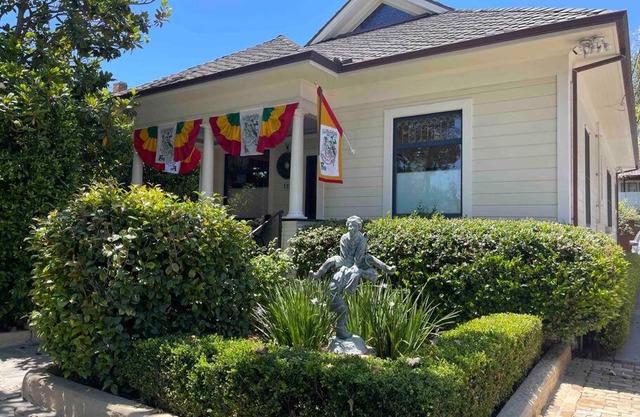 Upscale Downtown Home Walk to Beach shops Bars 2