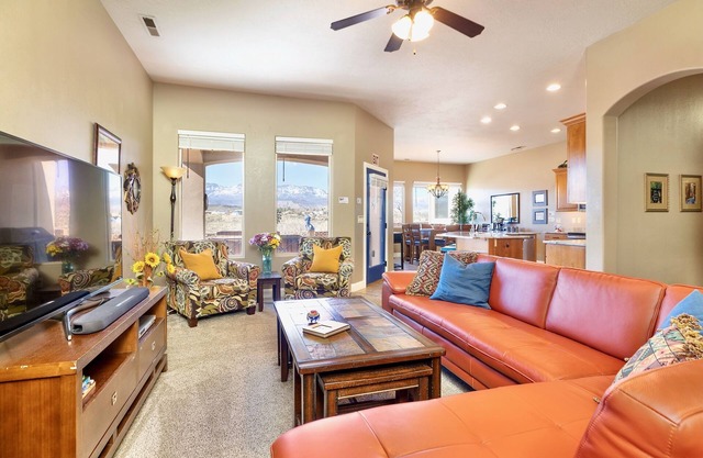 Upscale with Mtn Views, Hot Tub, 25 Mins to Zion NP