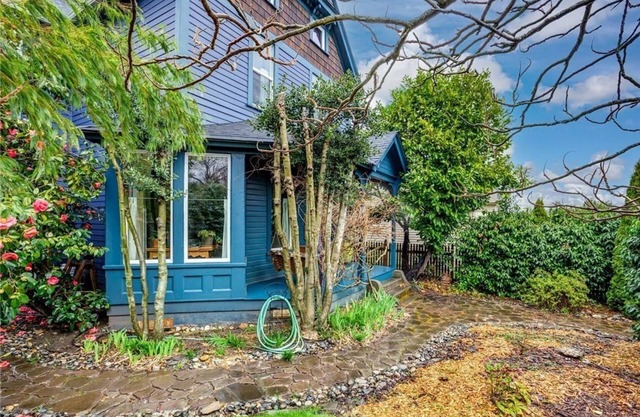 Upstairs at Thevictorian - Lush Walkable and Dog-friendly Retreat - Steps From Downtown Bellingham