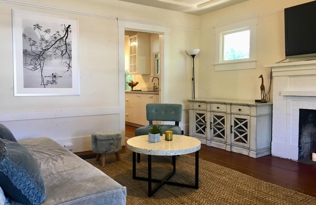 Upstairs private apartment in duplex home near town!