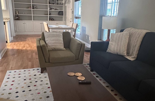 Uptown Garden District Apartment on St Charles-2 bedroom/2 bath
