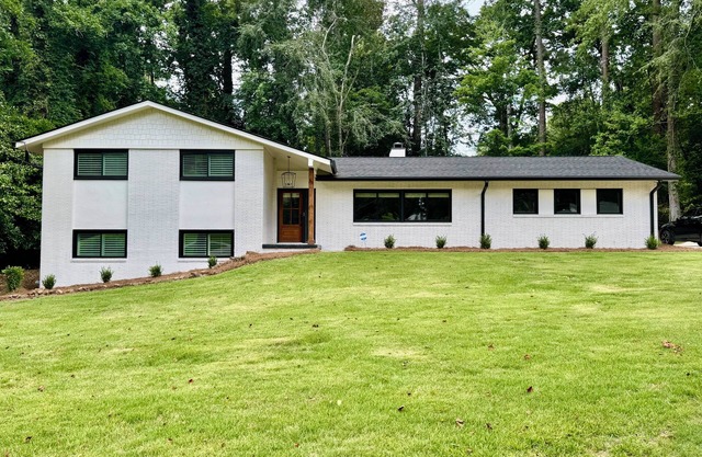 UPTOWN GIRL: FALL IN LOVE! Designer Decorated, New Renovations, Perfect Location