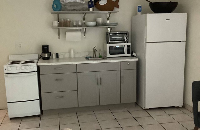Uptown quiet cottage close to beaches, restaurant & shopping.