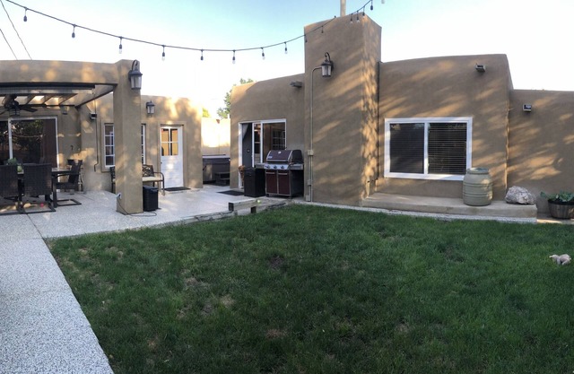 Uptown Retreat HOME with Detached CASITA- Sauna/Hot Tub/Fooseball