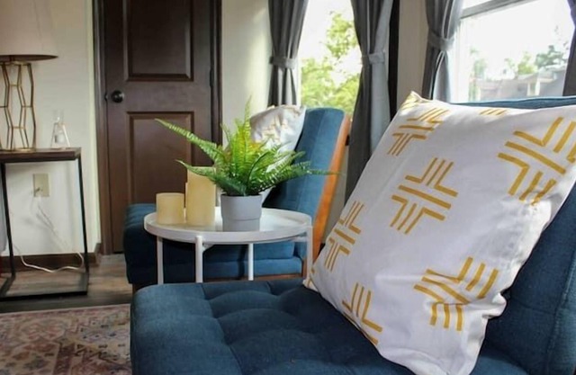 Uptown Suite B | Central Location | Free Parking