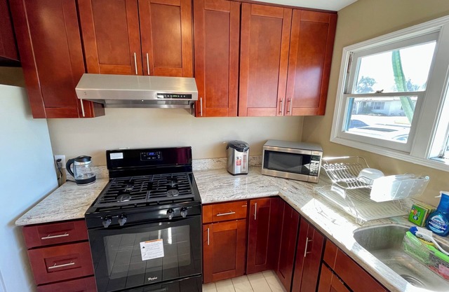 Urban 2-Bedroom House Newly Remodeled with WiFi, AC, PPV TV in lovely El Monte