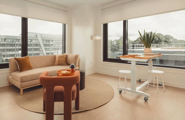 Urban-Chic Haven | Perfect for Market Trips, Park Walks & City Exploring