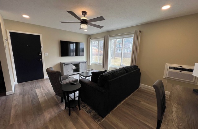 Urban Comfort for Medical Travelers – Laundry in Unit + Full Kitchen - #3