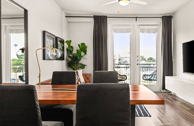 Urban Connect Skyline View 1BR River-walk Pool