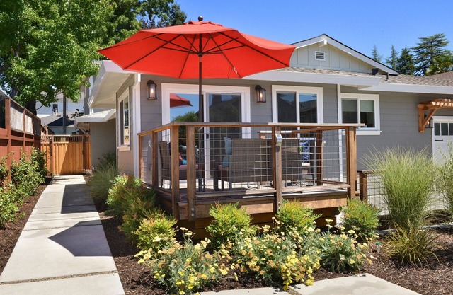 Urban Elegance in Wine Country: Unwind Just Moments from Healdsburg Plaza!