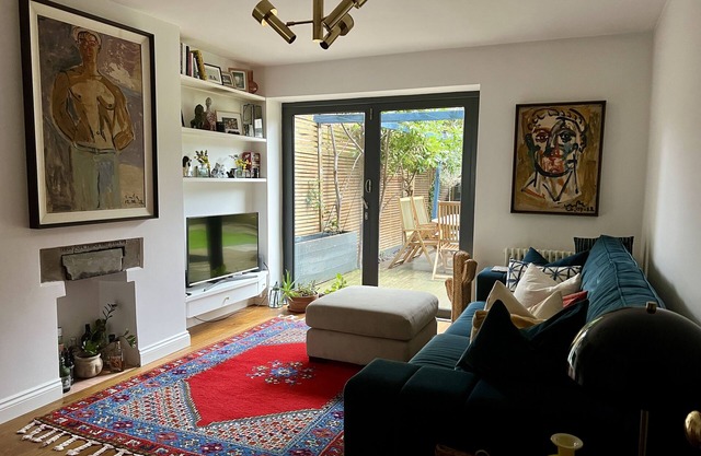 Urban Oasis Chic 1BR Flat with Spacious Garden