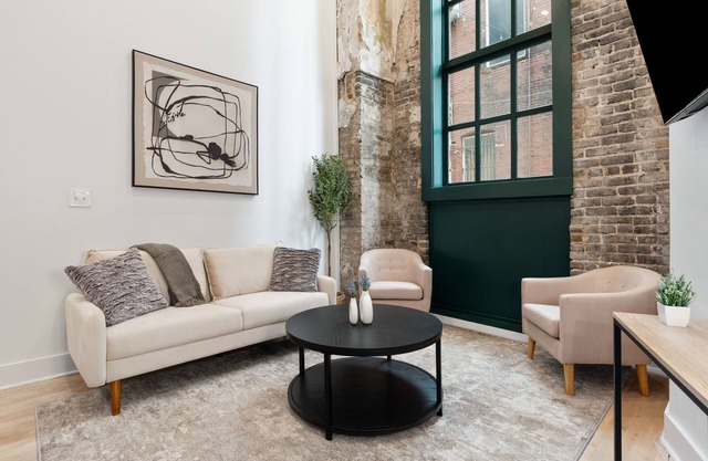 Urban Oasis DT Apartment Loft l Gym+Rooftop+Parking! Sleeps 4n