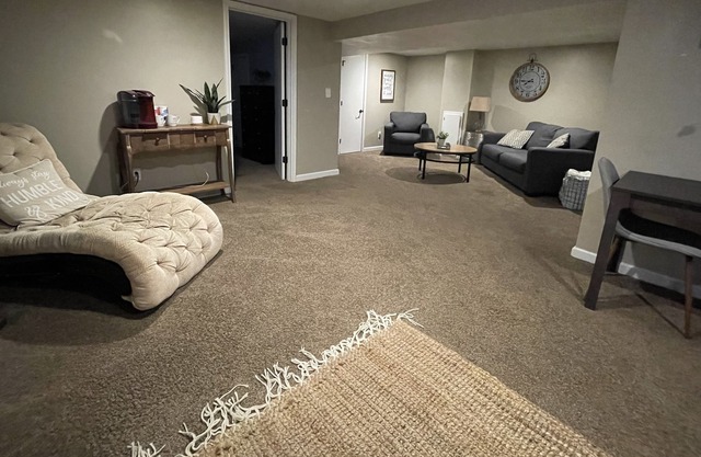 Urban WalkOut 1Bdrm Basement Apt/Full Kitchen