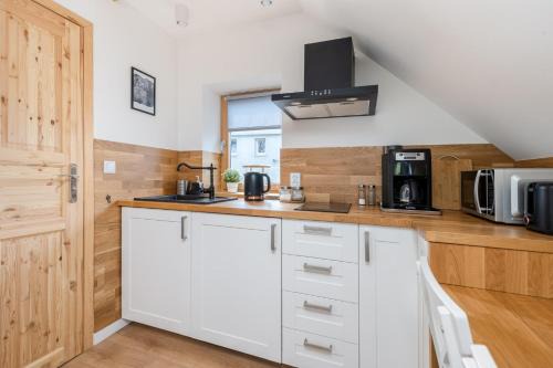 UROCZY ZAKĄTEK - Apartamenty z własnymi tarasami i grillem w centrum Zatora, blisko Energylandii