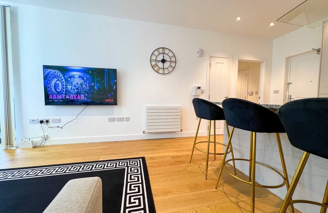 US Embassy Versace Suite + Balcony + 1GB WIFI +Netflix HDTV @LuxuryLondonStays