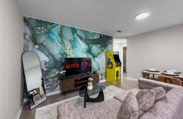 UT Suite - Sleeps 5 Stay for F1, ACL, Football