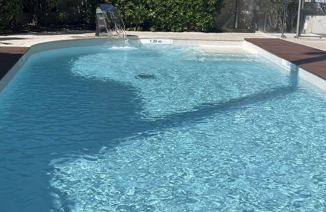 Vacances en Provence : Appartement en Bord de mer Avec Piscine et Terrasse