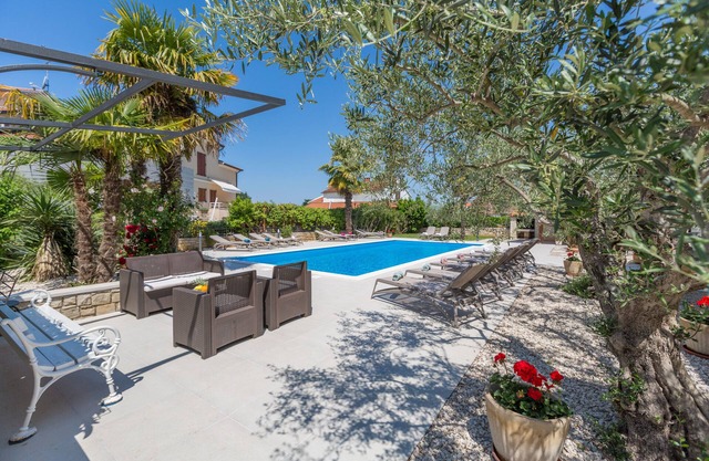 Vacation apartment with pool (60m2), 4 persons, garden, air-conditioned,barbecue