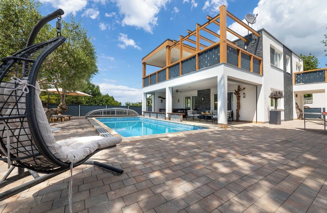 Vacation home with pool and sea view