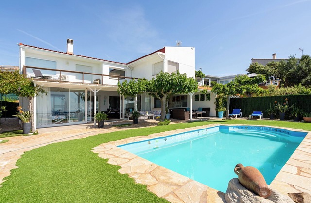 Vacation Home "Can di Luca" with Sea View, Pool & Wi-Fi