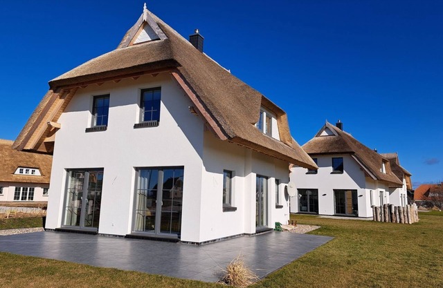 Vacation home "Distelfink" in Dranske/Lancken - thatched roof house with Bodden view,