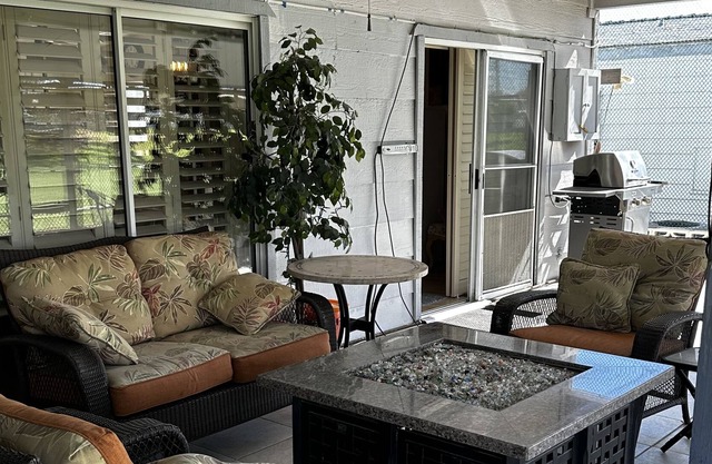 Vacation home in over 55 park with pool/tennis/ jacuzzi/restaurant.